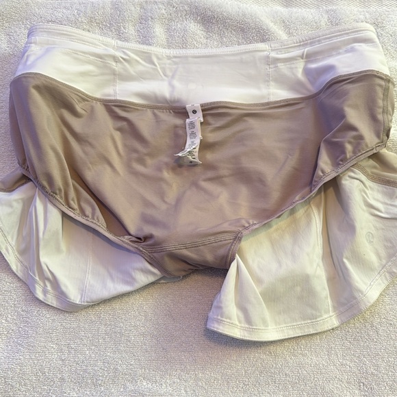 Size 10, white Lululemon shorts good condition - Picture 5 of 5